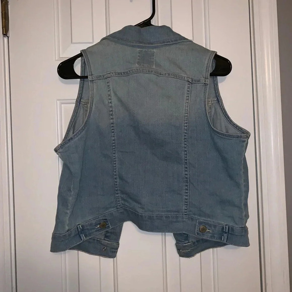 🌟Light wash Jean Vest🌟 - Picture 3 of 3